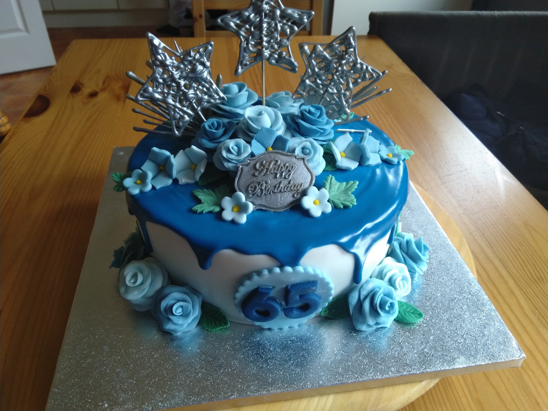 Niebieski urodzinowy tort